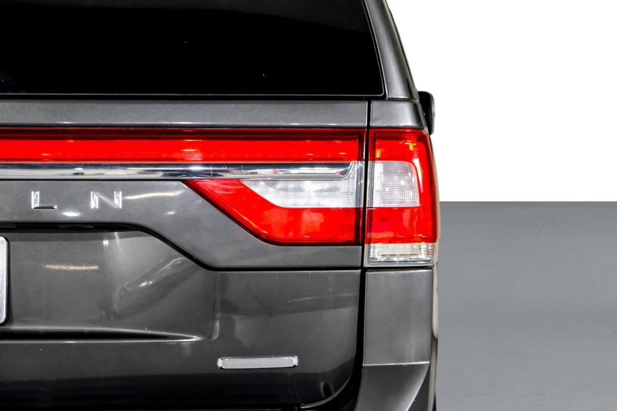 Used 2016 Lincoln Navigator Select RWD image 44