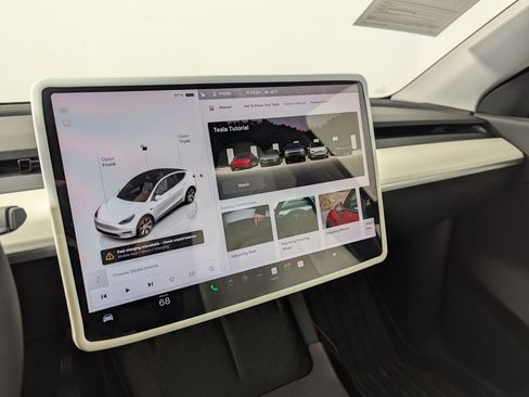 Used 2022 Tesla Model Y Long Range image 10