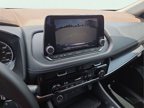 Used 2022 Nissan Rogue SV FWD image 17