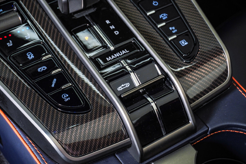 Used 2026 Aston Martin Vanquish Convertible RWD image 34