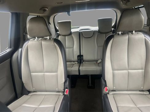 Used 2017 Kia Sedona LX w/ LX Essentials Premium Package FWD image 17