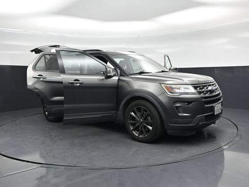 Used 2018 Ford Explorer XLT w/ Equipment Group 202A FWD image 31