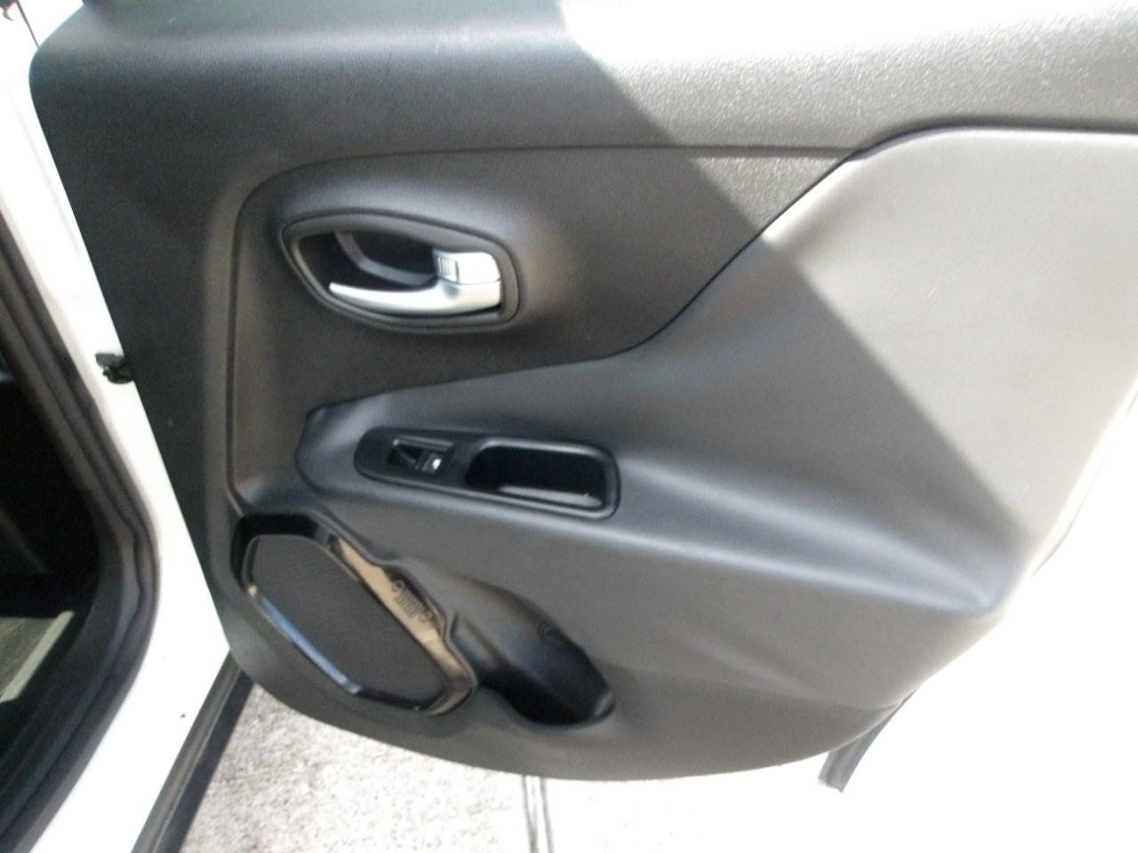 Used 2018 Jeep Renegade Altitude FWD image 7