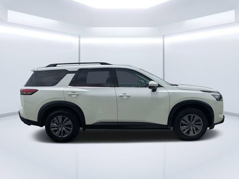 Used 2024 Nissan Pathfinder SV FWD image 2