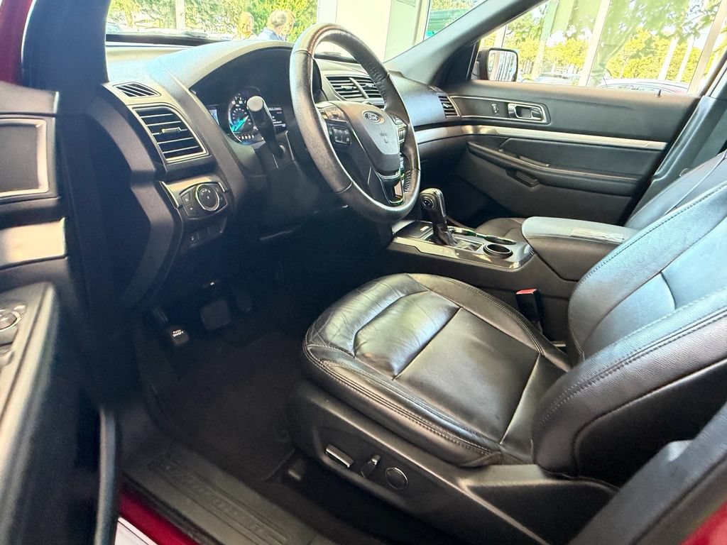 Used 2018 Ford Explorer XLT w/ Equipment Group 202A FWD image 10