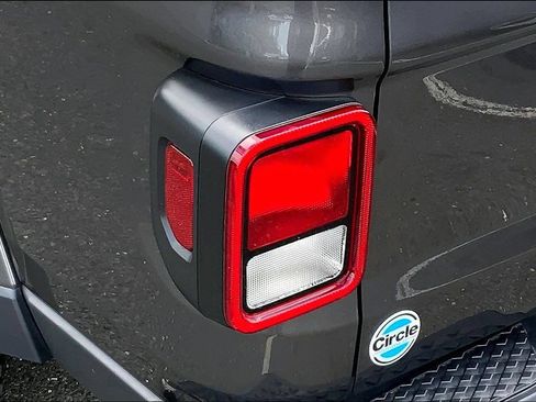 Used 2023 Jeep Gladiator Sport AWD/4WD image 22