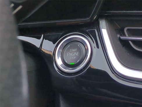 Used 2024 Chevrolet Trax RS w/ Sunroof Package FWD image 31