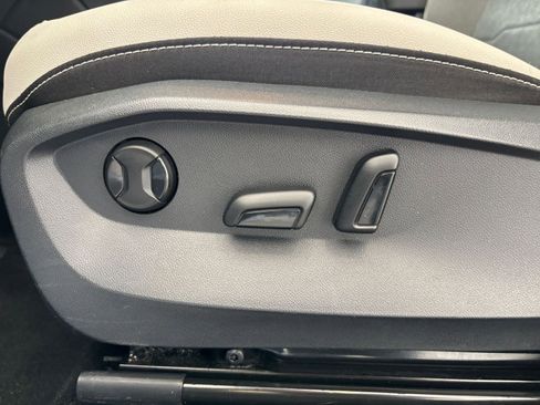 Used 2025 Volkswagen Taos SE image 22