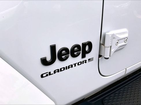 Used 2023 Jeep Gladiator Overland AWD/4WD image 9