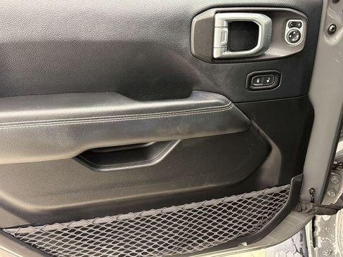 Used 2019 Jeep Wrangler Unlimited Sahara AWD/4WD image 14