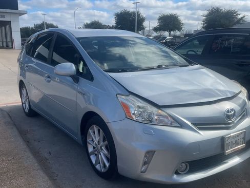 Used 2014 Toyota Prius V Five image 2