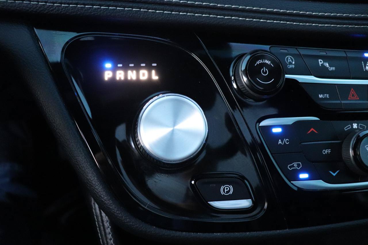 Used 2025 Chrysler Pacifica Limited FWD image 43