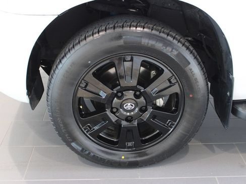Used 2022 Toyota Sequoia TRD Sport AWD/4WD image 32