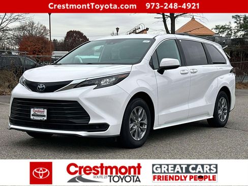 Used 2025 Toyota Sienna LE image 1