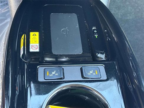 Used 2020 Toyota Prius Prime XLE image 24