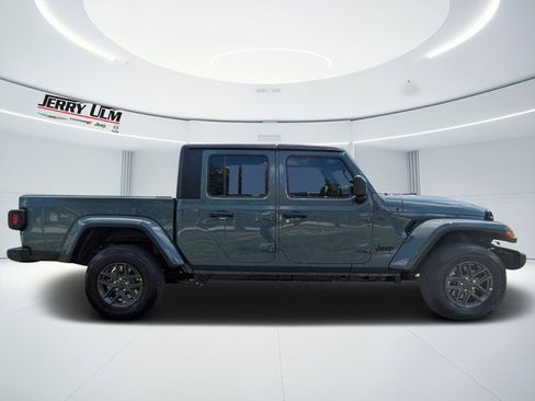 New 2025 Jeep Gladiator Sport image 2