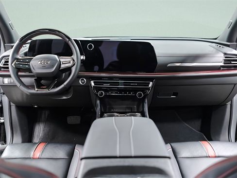 Used 2025 Chevrolet Traverse RS image 9