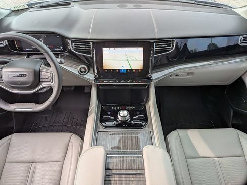 Used 2022 Jeep Wagoneer Series III AWD/4WD image 32