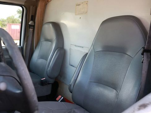 Used 2005 Ford E-350 and Econoline 350 Super Duty image 13
