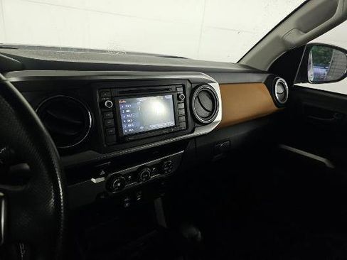 Used 2019 Toyota Tacoma SR5 RWD image 4