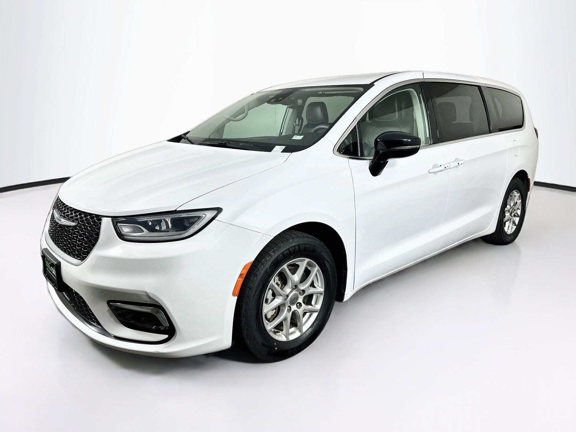 Used 2024 Chrysler Pacifica Touring-L FWD image 3