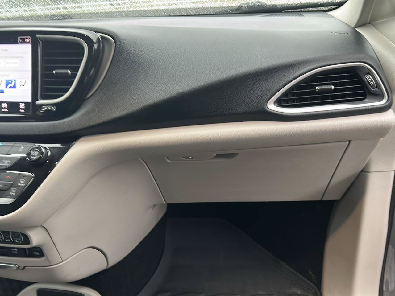 Used 2022 Chrysler Pacifica Touring-L FWD image 28
