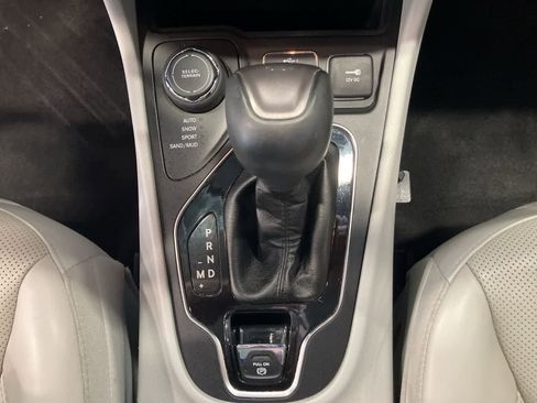 Used 2019 Jeep Cherokee Limited w/ Technology Group AWD/4WD image 16