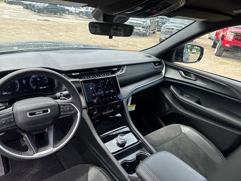 New 2025 Jeep Grand Cherokee Altitude image 26