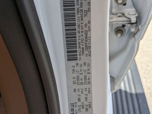 Used 2019 RAM 1500 Laramie AWD/4WD image 10