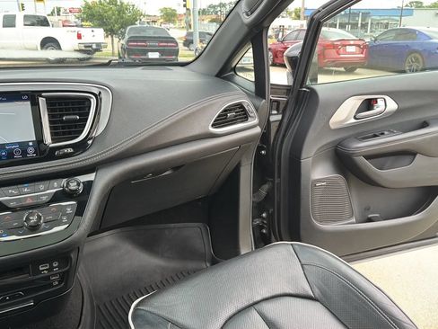 Used 2018 Chrysler Pacifica Limited w/ Advanced Safetytec Group FWD image 78