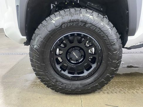 Certified 2025 Toyota Tacoma TRD Off-Road image 21