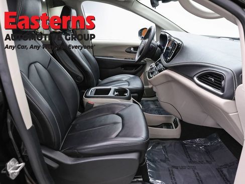 Used 2024 Chrysler Pacifica Limited FWD image 23