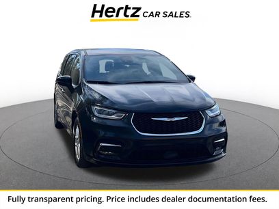 Used 2025 Chrysler Pacifica Select