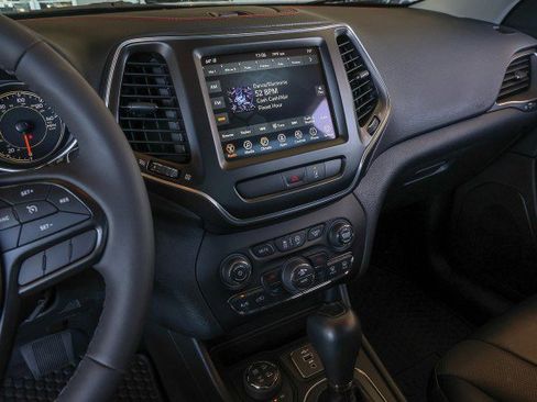 Used 2022 Jeep Cherokee Trailhawk w/ Premium Leather Package AWD/4WD image 13