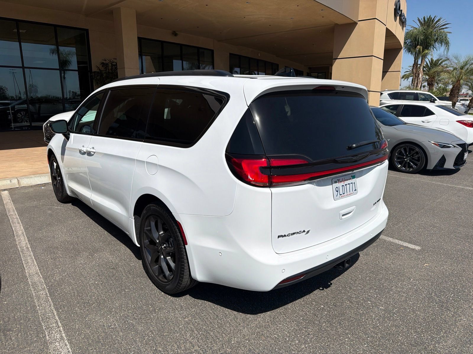 Used 2024 Chrysler Pacifica Limited w/ Uconnect Theater Family Group FWD image 3