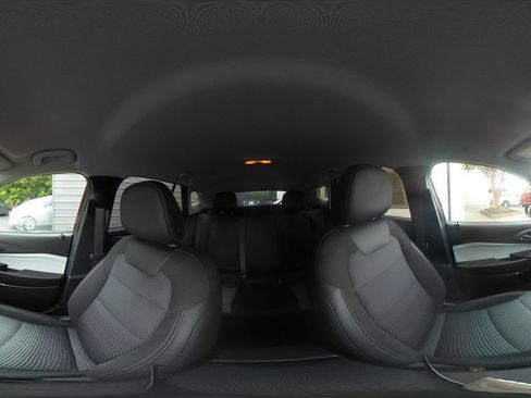 Used 2025 Chevrolet Trax LT w/ LT Convenience Package FWD image 33
