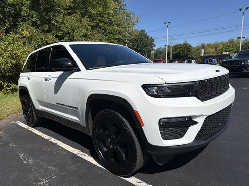 Used 2025 Jeep Grand Cherokee Limited w/ Black Appearance Package AWD/4WD image 1