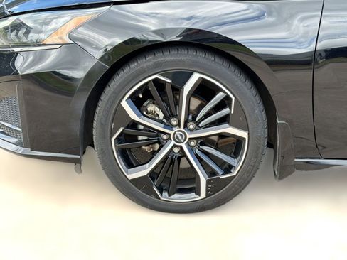 Used 2024 Nissan Altima 2.5 SR FWD image 12