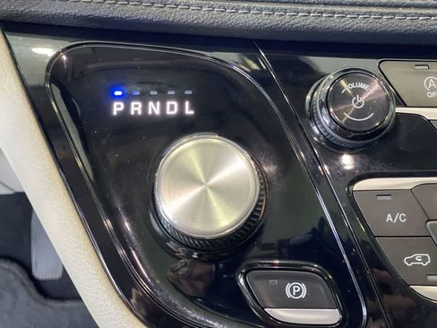 Used 2018 Chrysler Pacifica Limited FWD image 23