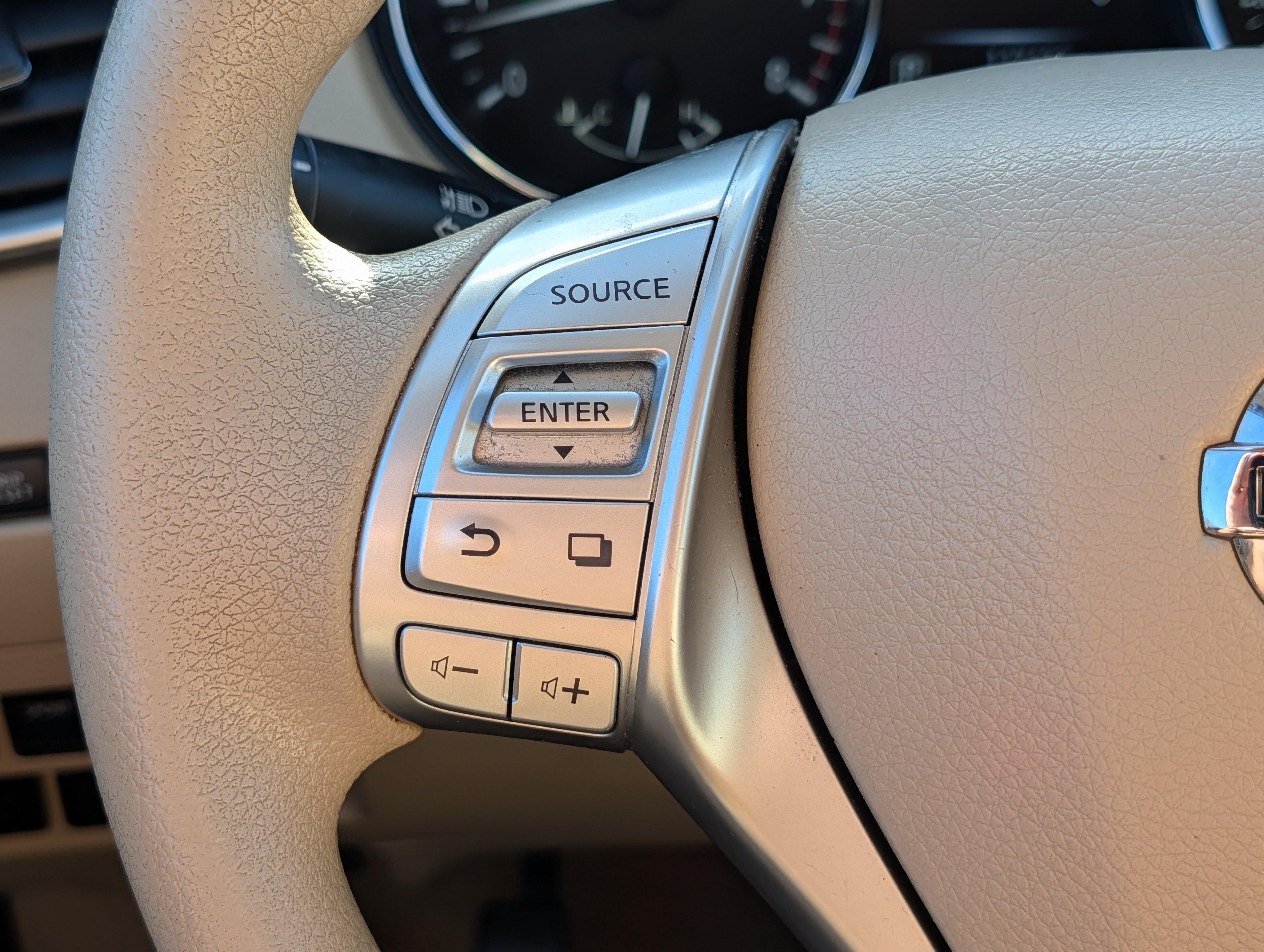 Used 2014 Nissan Rogue SV AWD/4WD image 30