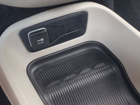 Used 2024 Chrysler Pacifica Touring-L FWD image 22