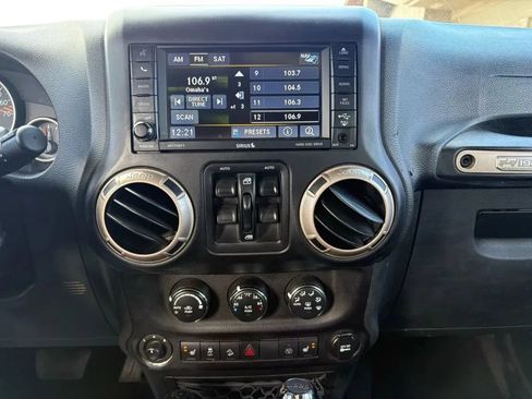 Used 2017 Jeep Wrangler Unlimited Sahara AWD/4WD image 12