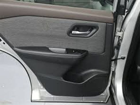 Used 2022 Nissan Rogue SV image 19