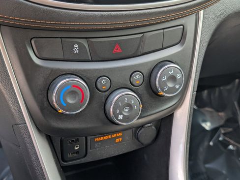 Used 2020 Chevrolet Trax LT w/ LT Convenience Package image 26