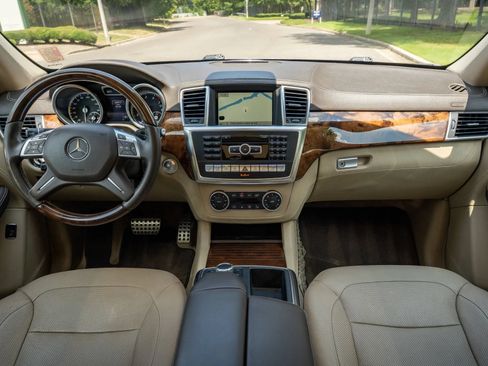 Used 2015 Mercedes-Benz ML 400 4MATIC w/ Lighting Package image 18