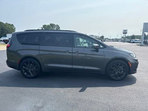 Used 2022 Chrysler Pacifica Touring-L w/ Uconnect Theater Family Group AWD/4WD image 6
