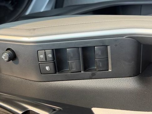 Used 2023 Toyota Highlander LE AWD/4WD image 19