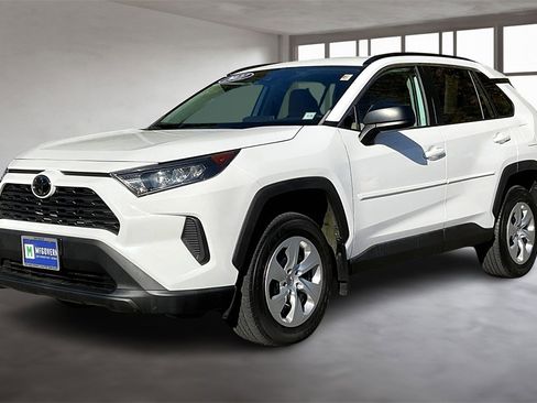 Used 2021 Toyota RAV4 LE image 1