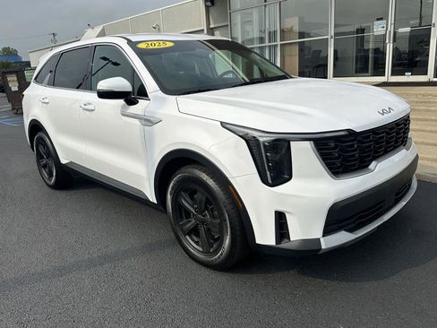 Used 2025 Kia Sorento LX FWD image 3