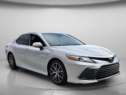 Used 2021 Toyota Camry XLE FWD image 9